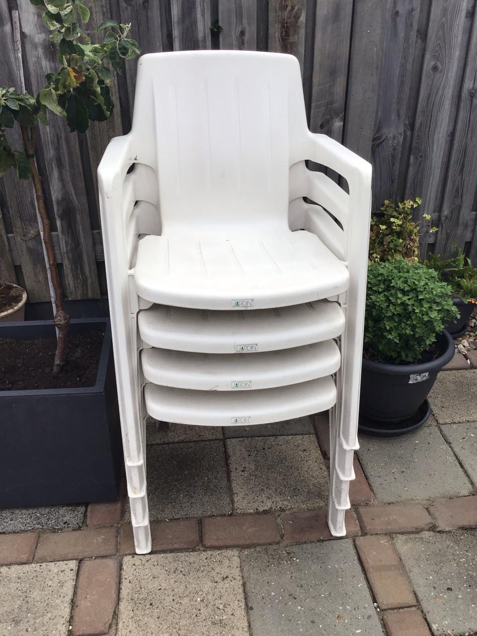 4 stapelbare witte tuinstoelen
