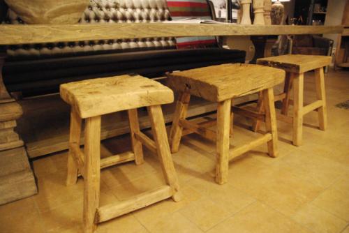 ROBUUST DOORLEEFDE HOUTEN SALONTAFELS EN BIJZETKRUKJES