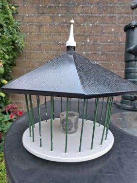 Splinternieuw massief houten voederhuisje