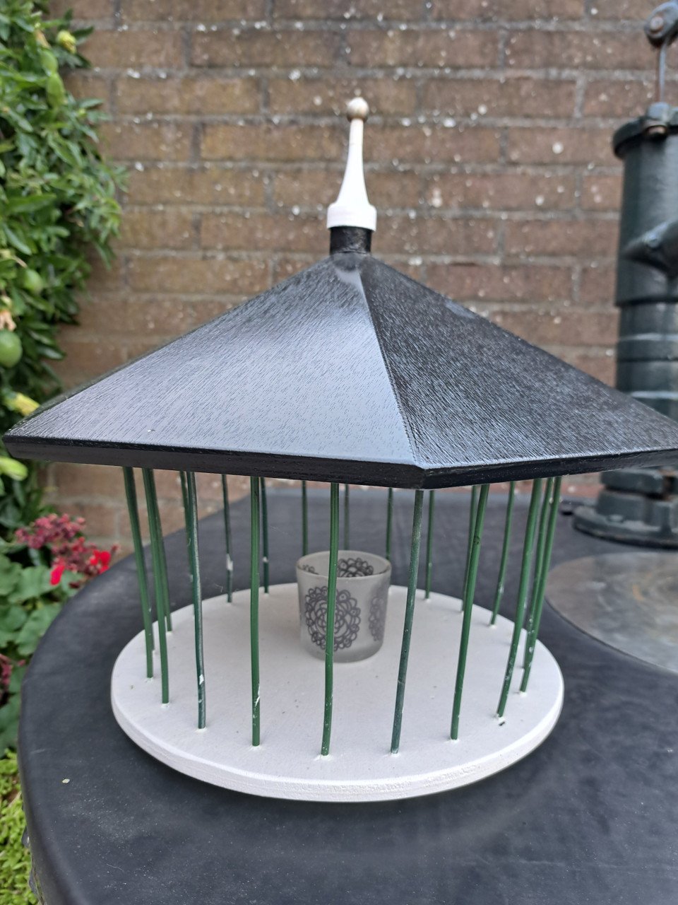 Splinternieuw massief houten voederhuisje