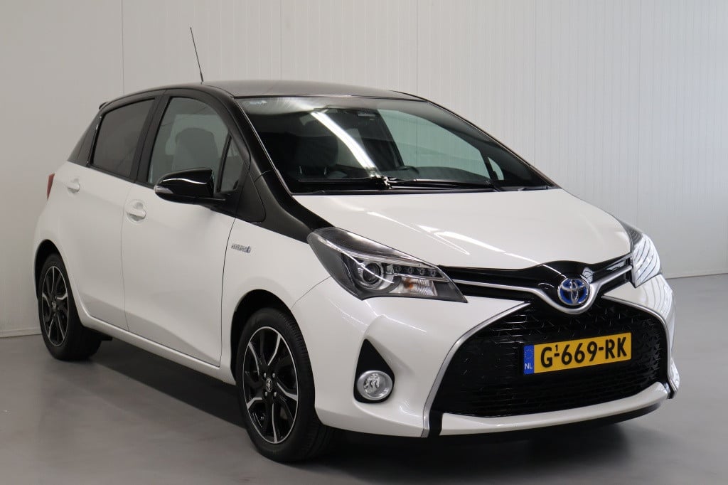 Toyota Yaris 1.5 hybrid dynamic bi-tone