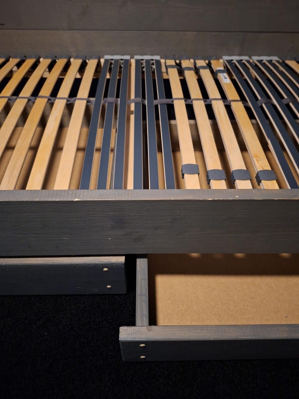 Te koop: stoere greywash bedbank