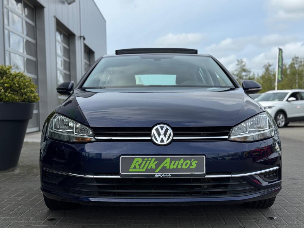 Volkswagen Golf 1.0 tsi * panoramadak * camera * navigatie * massage stoel