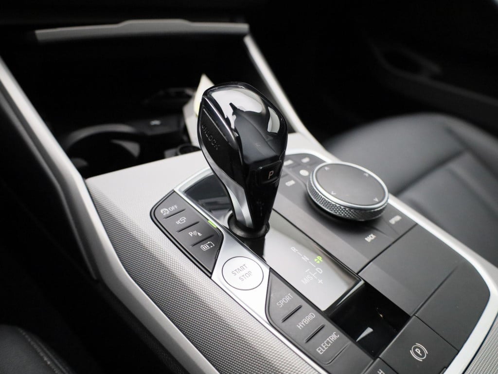 BMW 3-serie 330e high executive | automaat | lmv | navigatie | ledere | par