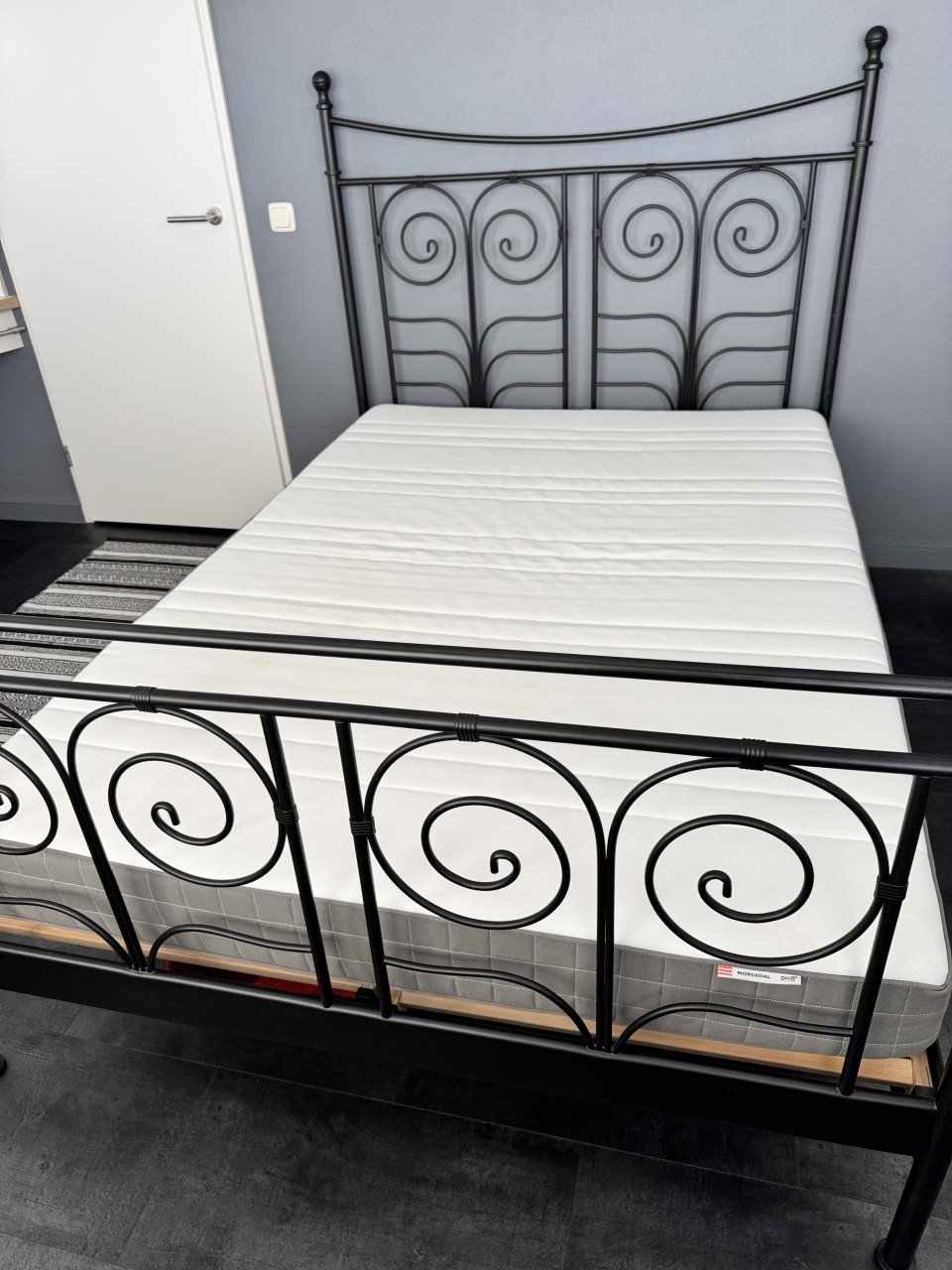 Te koop Bedframe metaal 140x200 met lattenbodems en IKEA matras