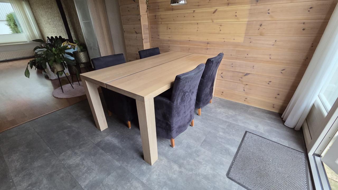 Tafel, stoelen en lamp