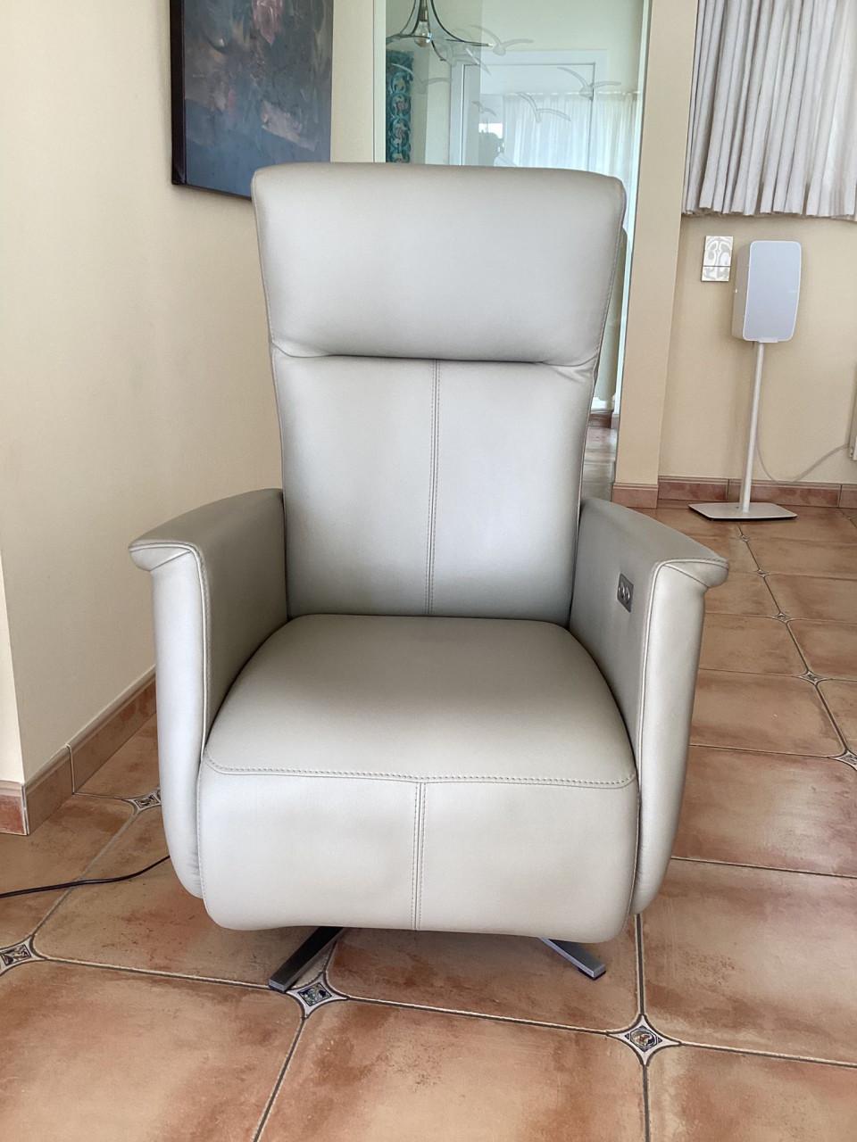 Prominent fauteuil sta op stoel ZGAN
