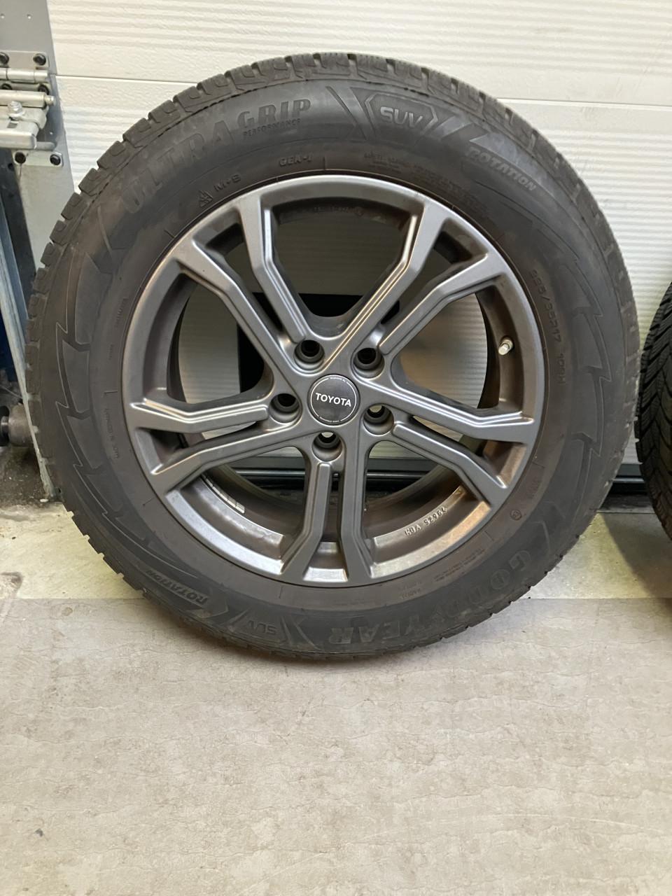 Toyota RAV4 winterbanden 6 mm 225/65/17 + orig l.m.velgen 5x114,3 naaf 60.1