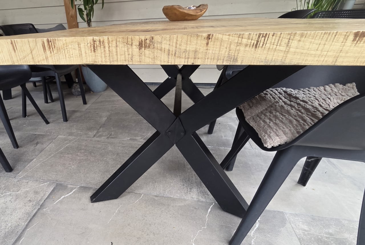 Tafel mangohout met stalen voet