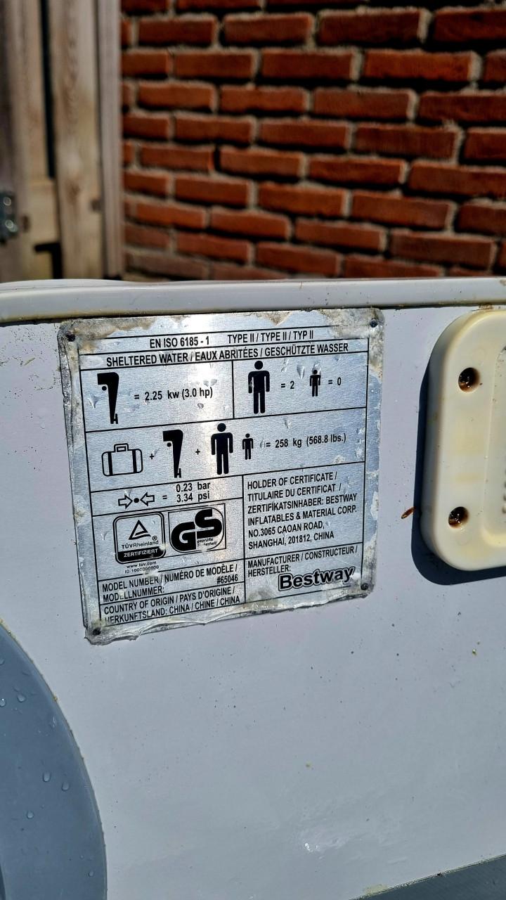 Tekoop opblaasboot met buitenboordmotor