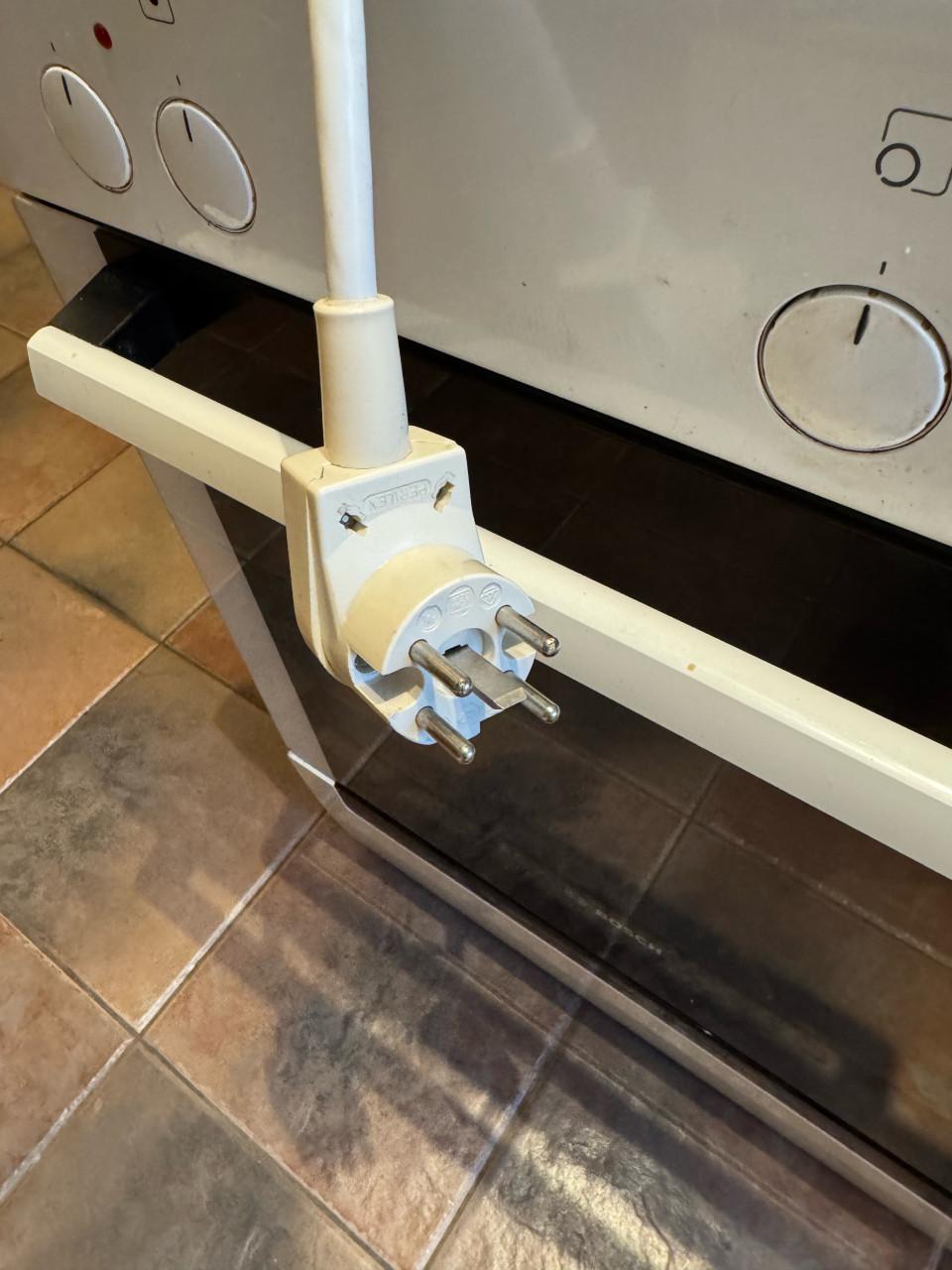 GRATIS - Bosch vrijstaande ceramische kookplaat met oven.