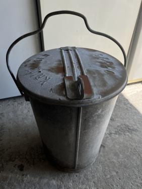 Gegalvaniseerde zinken vuilnisemmer (vuilnisbak Kruiningen)