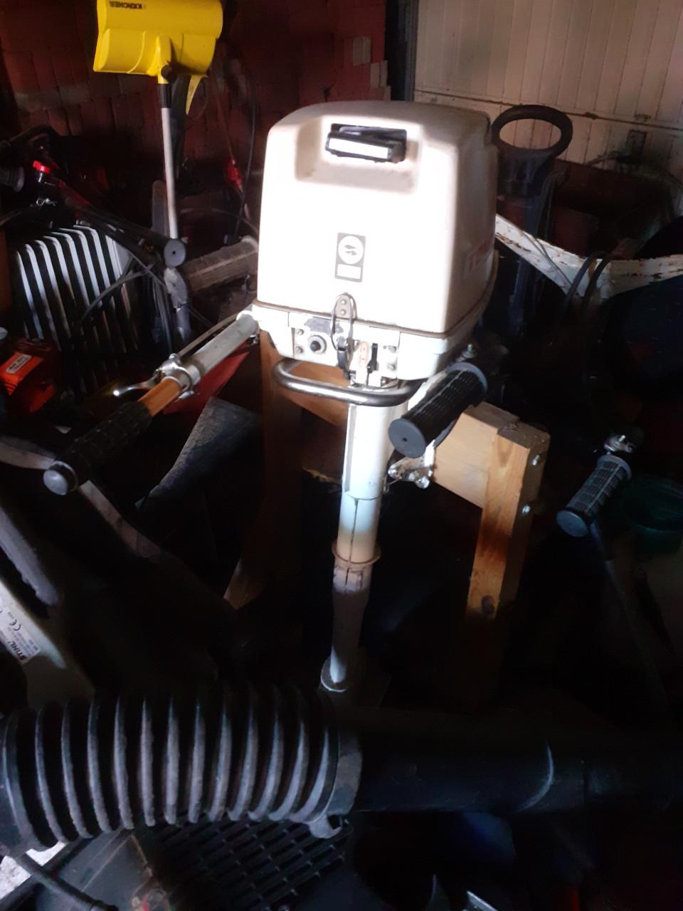 Buitenboord langstaart motor van het merk Tomos