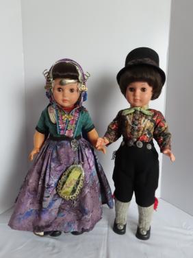 Wij verzorgen Klederdracht poppen Antiek of modern.