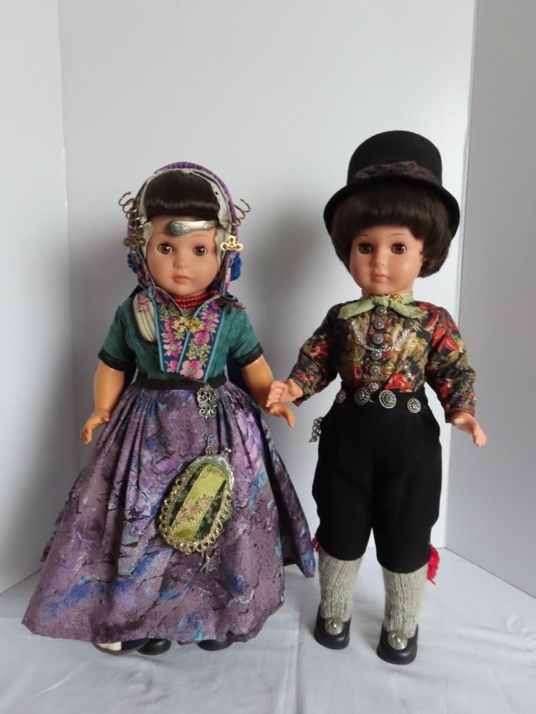 Wij verzorgen Klederdracht poppen Antiek of modern.