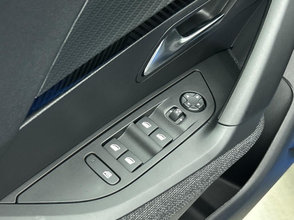 Peugeot E-2008 ev style 50 kwh | rijklaar |