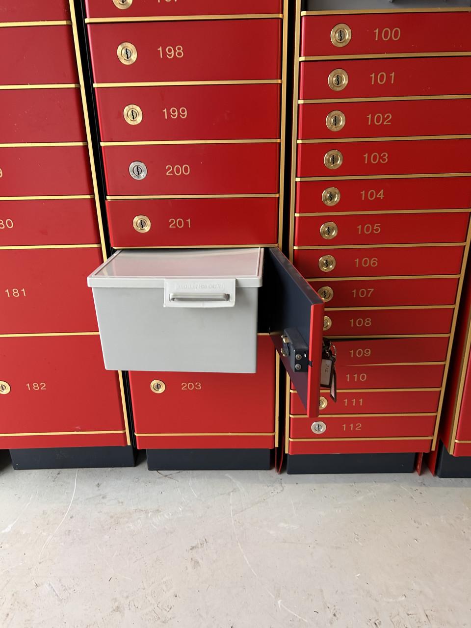 Bankkluis ijzerkasten vintage industriaal 9 stuks totaal