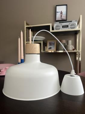 Leuke witte metalen lamp