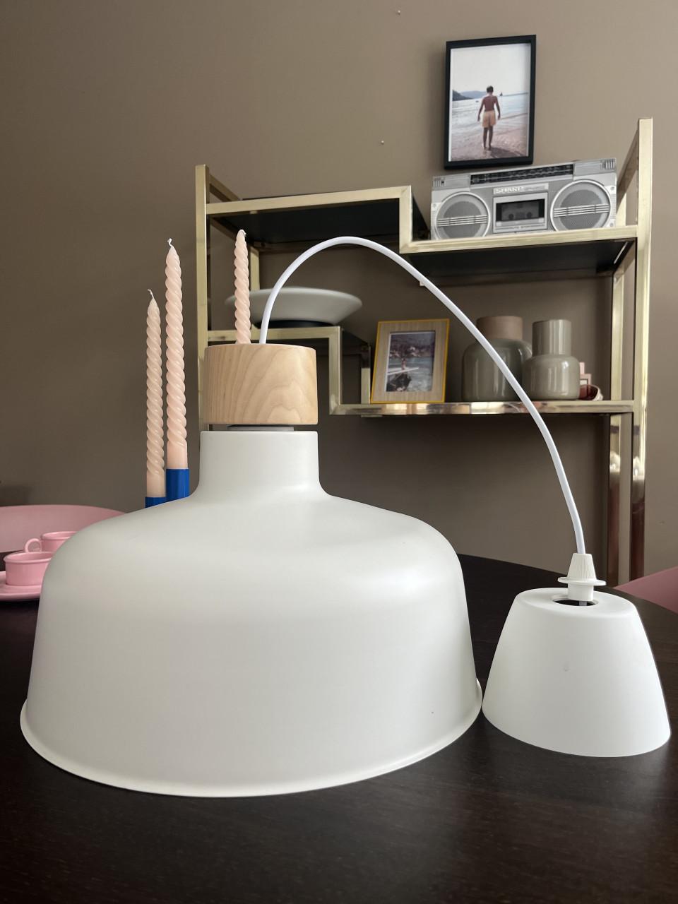 Leuke witte metalen lamp