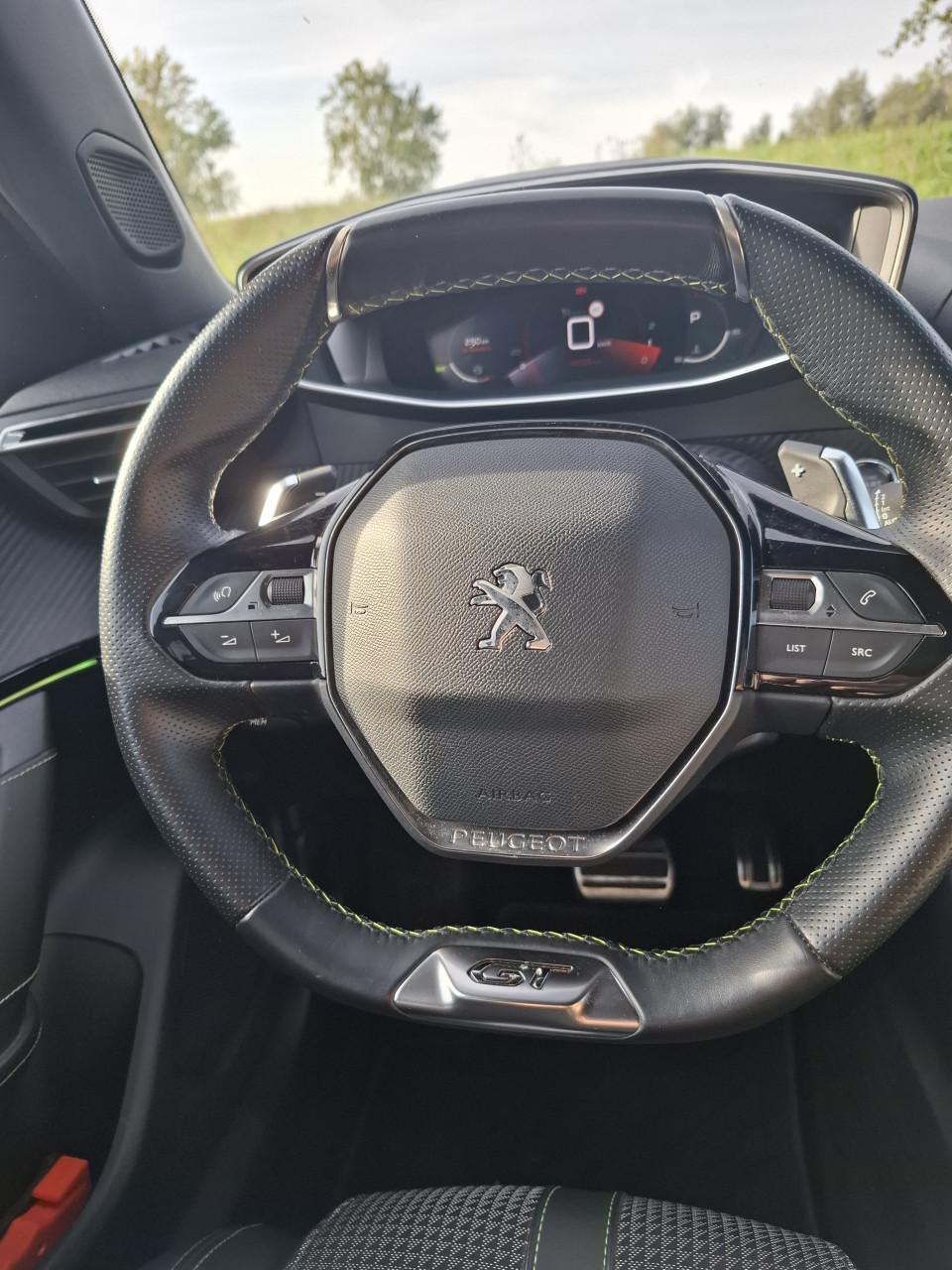 Zwarte Peugeot 2008 GT automaat/ 3D cockpit