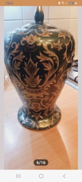 Grote Chinese vaas/urn,  groen-goud bewerkt  39,--€