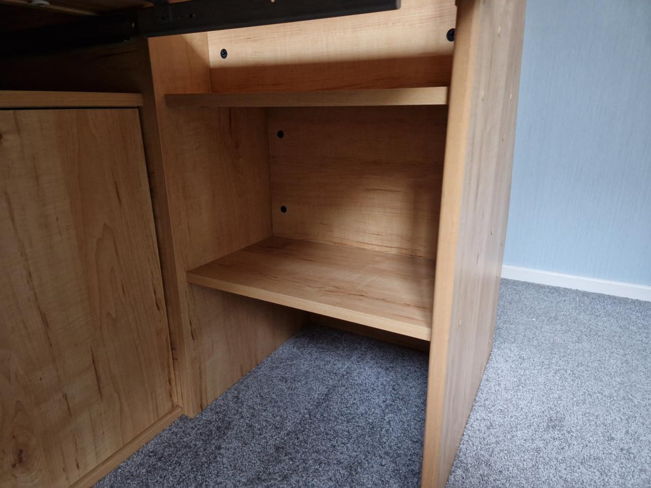 Eenpersoonsbed met buro eraanvast