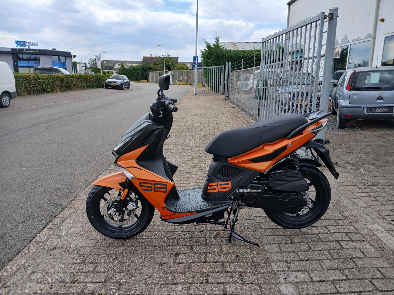Nieuwe scooter New Kymco Super8R