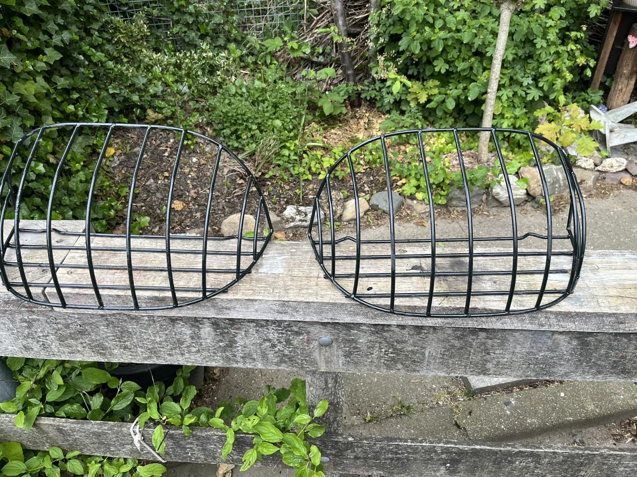 2 Grote metalen planten ruif
