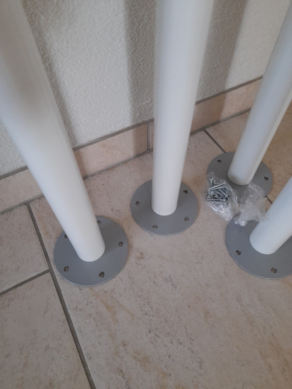 4 Ikea ADILS  tafelpoten met stelvoet (in goede nette staat )
