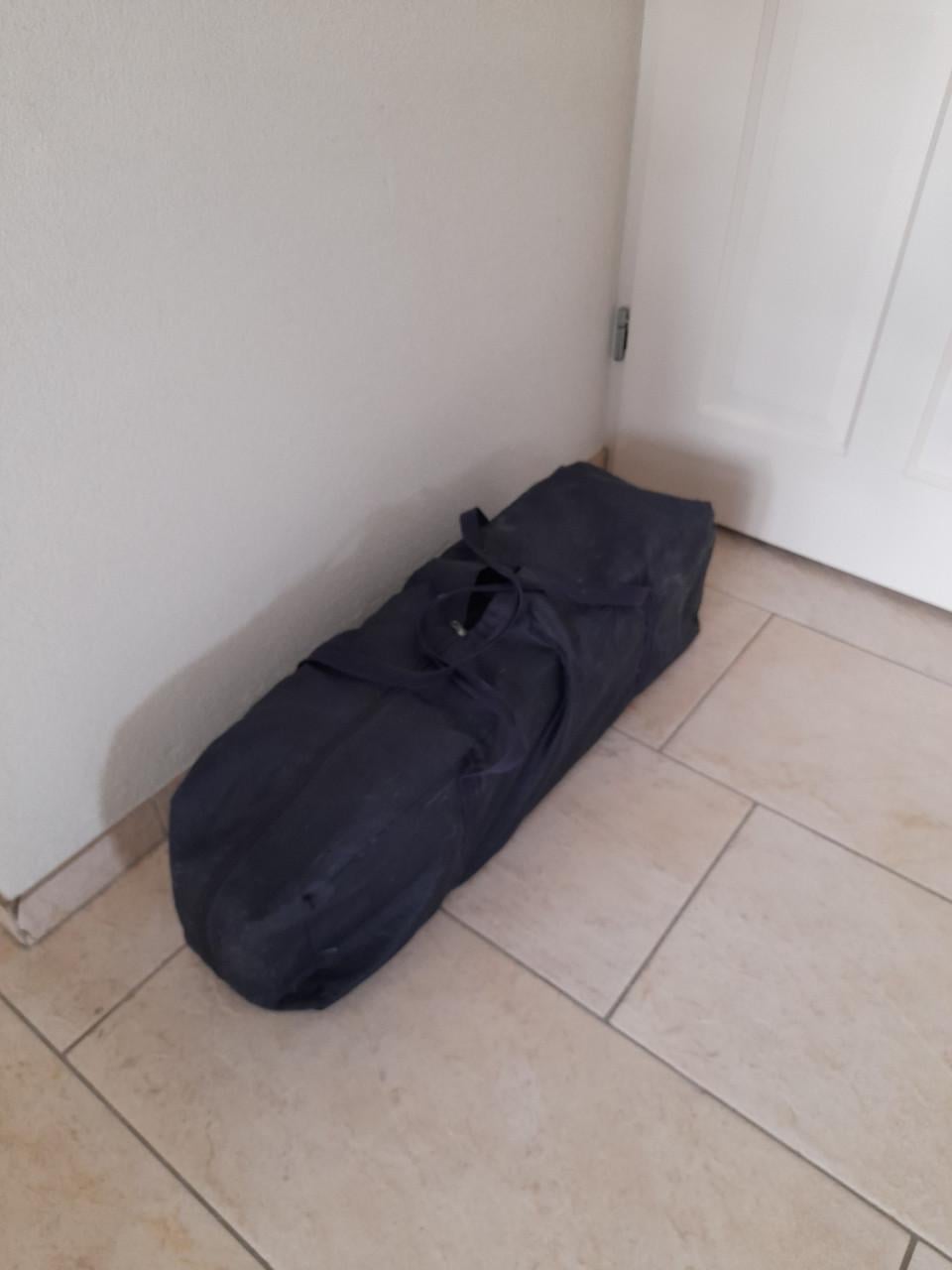 Campingbedje met eventueel extra wit matras (in goede staat )