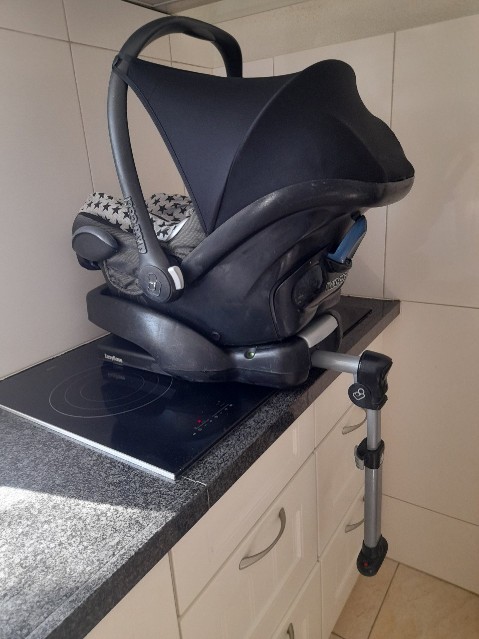 Maxi cosi cabriofix met easy base ( in goede staat )
