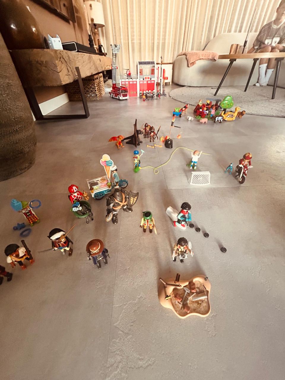 Playmobil sets: o.a. politiebureau, brandweerkazerne, vakantiecamper