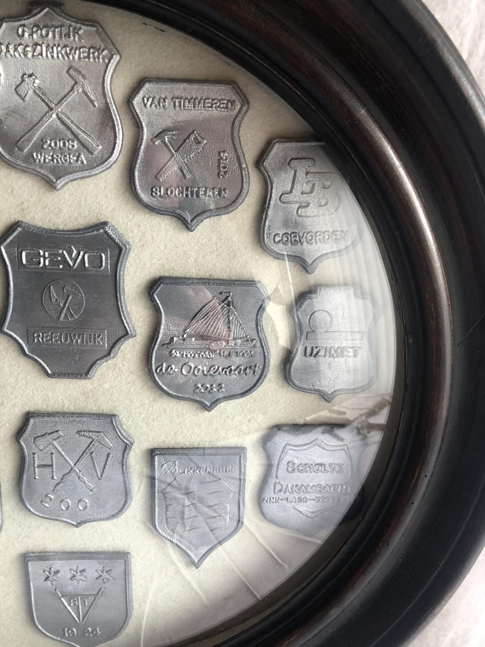 Loden schildjes in kader