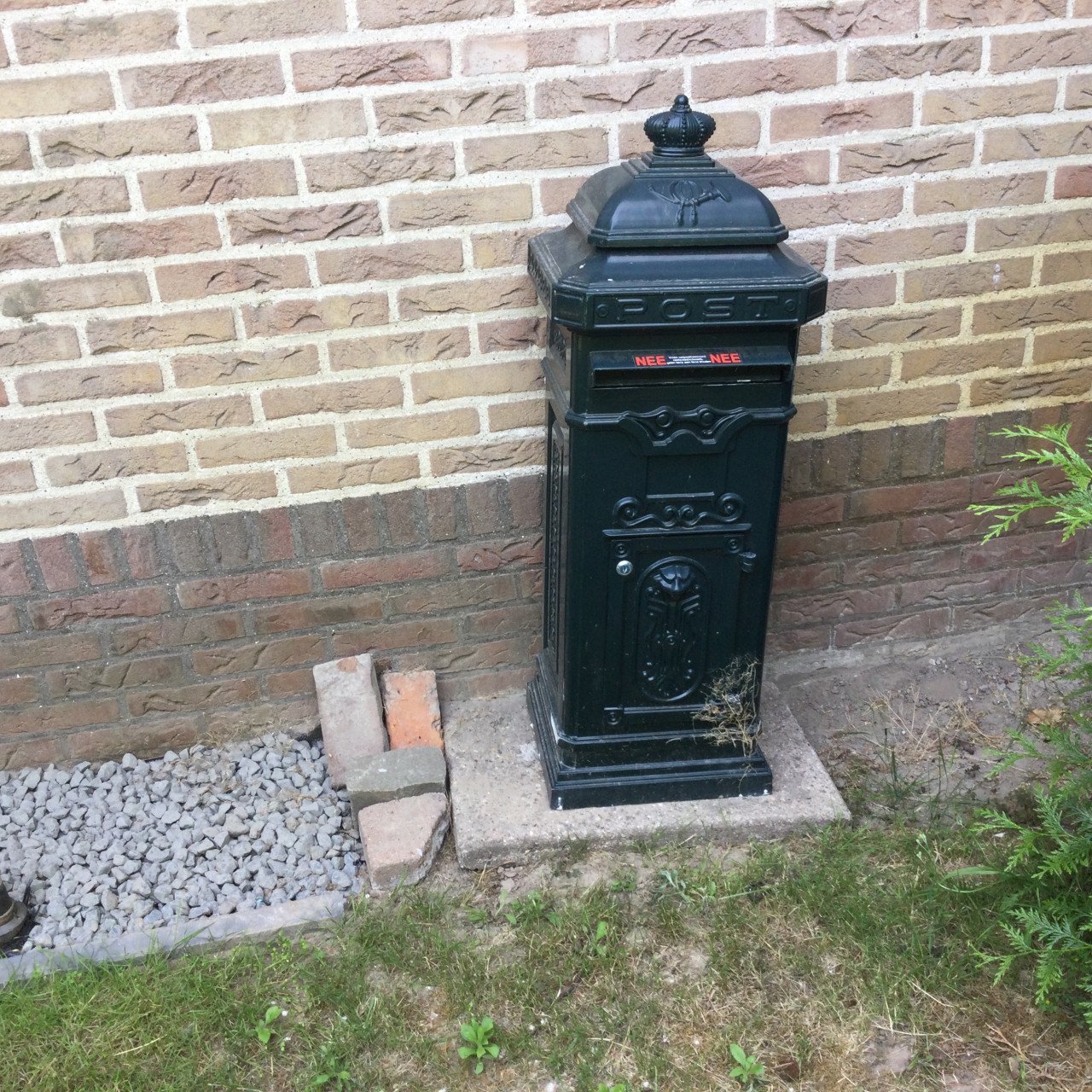 Staande metalen brievenbus