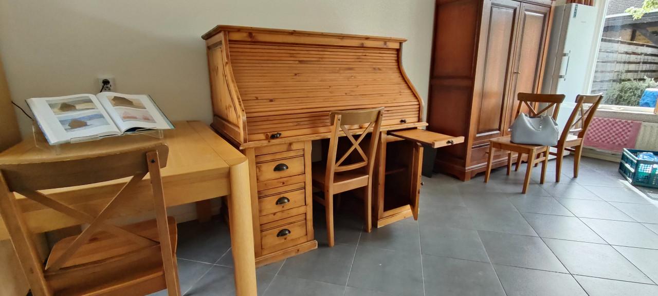 Warm-gelakte grenenhouten secretaire