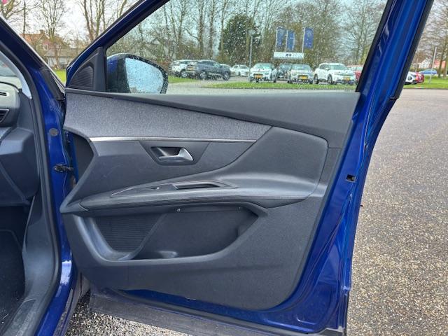 Peugeot 3008 allure 1.6turbo-165pk automaat(eat6) navi/camera/lmv18/keyless