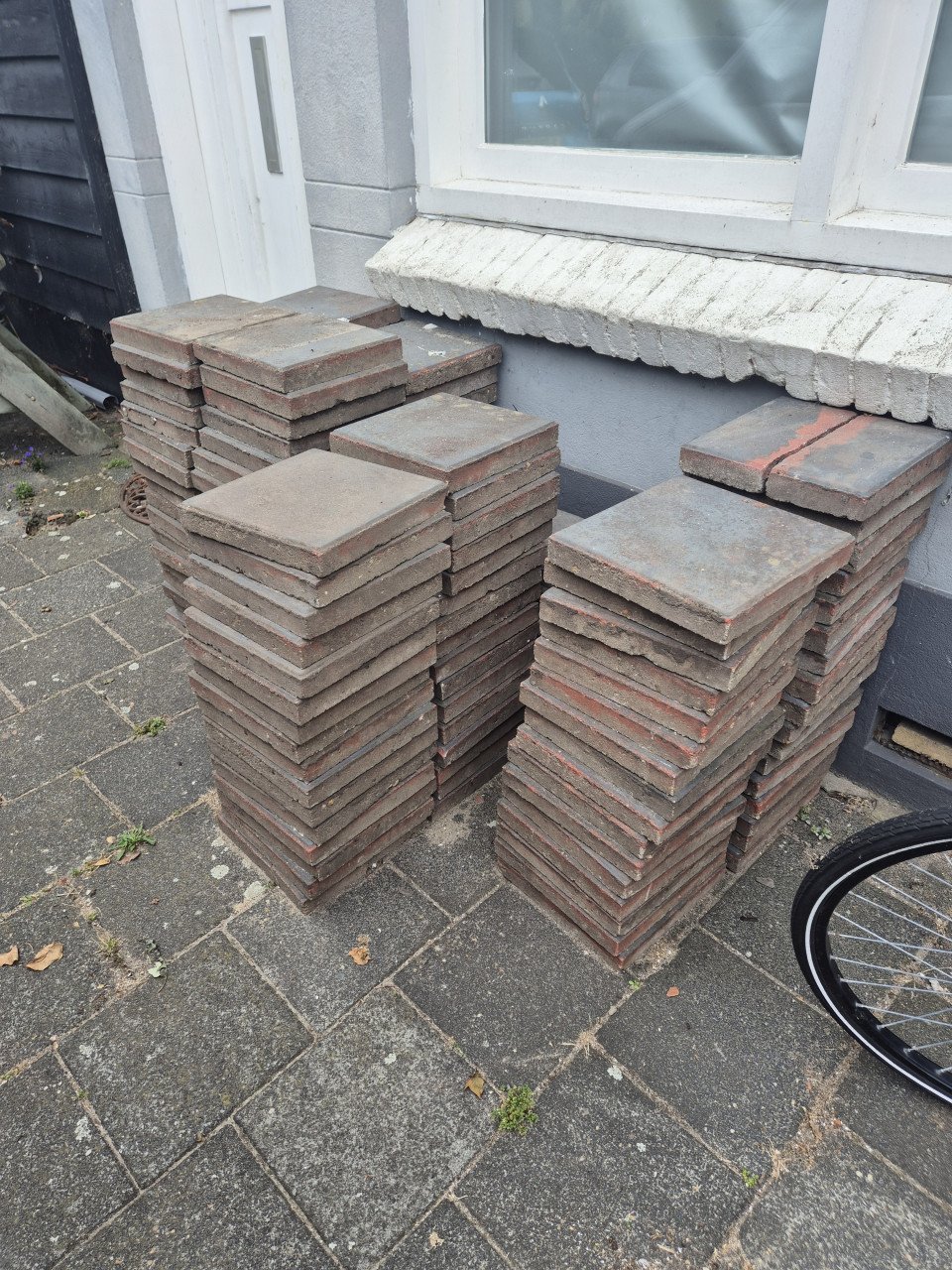 Stoeptegels antraciet gratis op te halen (140 hele+10 halve)