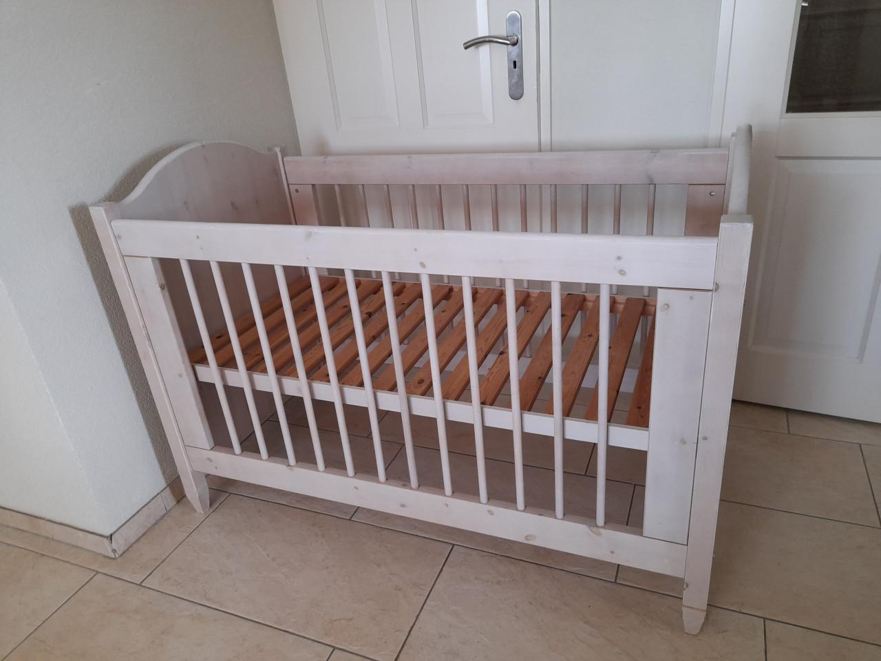 Massief houten white wash ledikantje (in goede staat)in hoogte verstelbaar!
