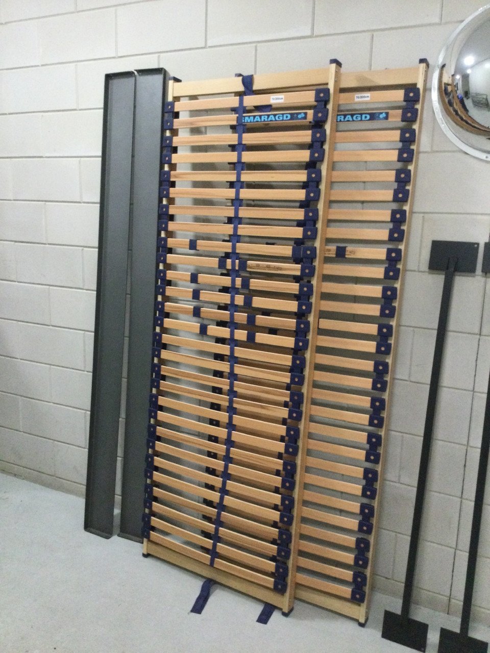 Metalen ledikant 140x200cm met twee lattenbodems