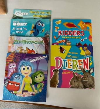 6 nieuwe kinderboekjes  stickers ongebruikt !
