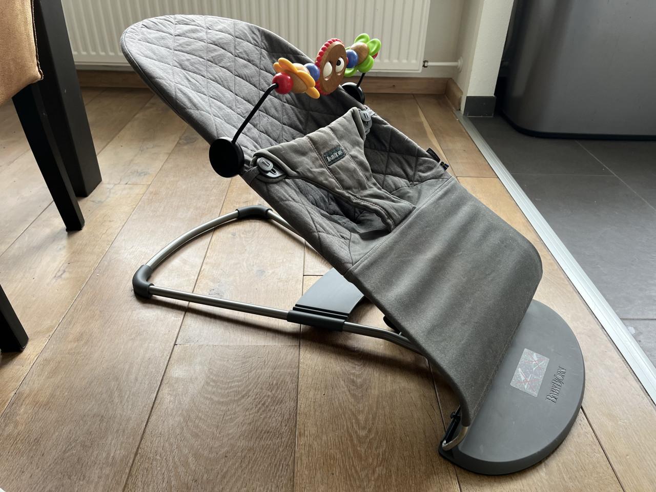 Baby Björn wipstoeltje antraciet met speelboog
