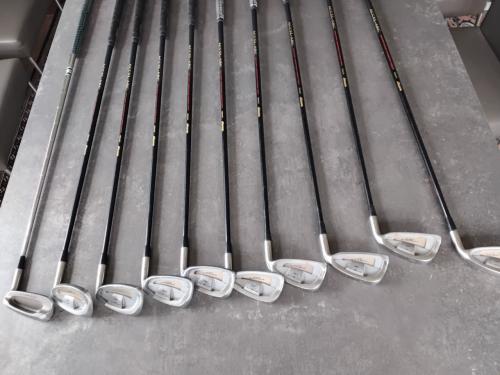 19 div Golfclubs met Golftas Bennington + toebehoren