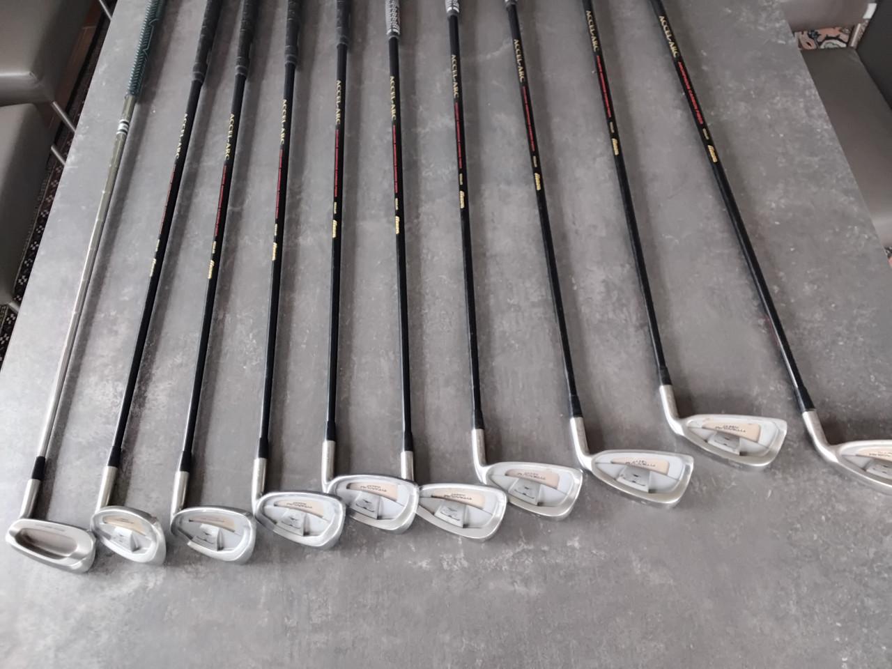 19 div Golfclubs met Golftas Bennington + toebehoren