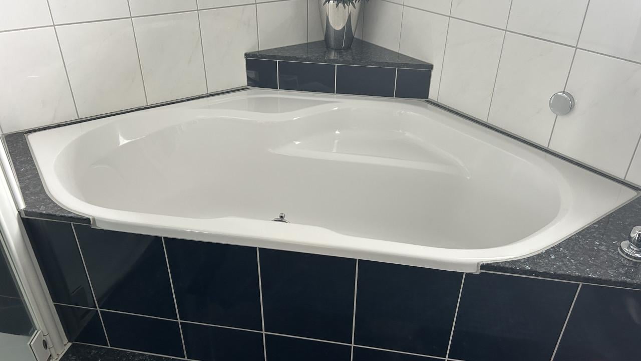 Bad, hoekopstelling, acryl, Grohe. Ligbad.