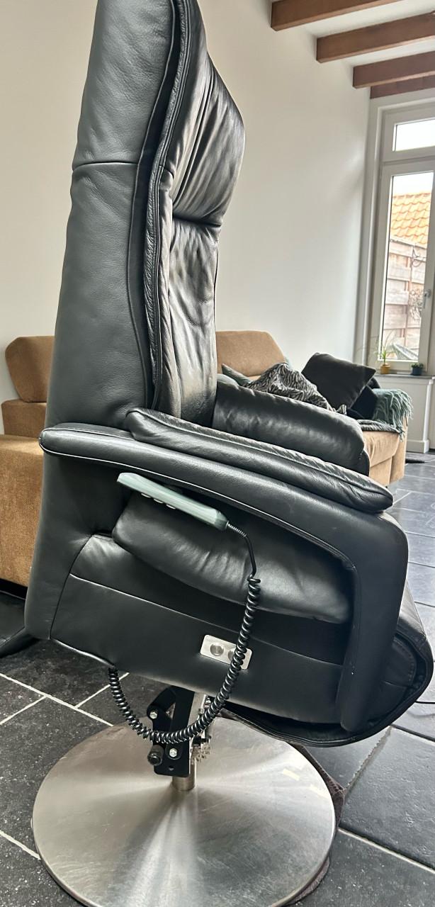 Prominent leren relaxfauteuil / sta op stoel