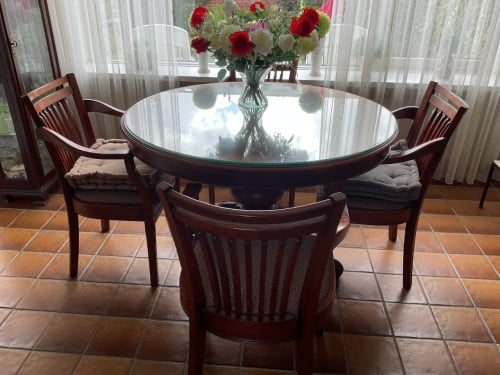 Ronde mahonie tafel met 4 mahonie stoelen