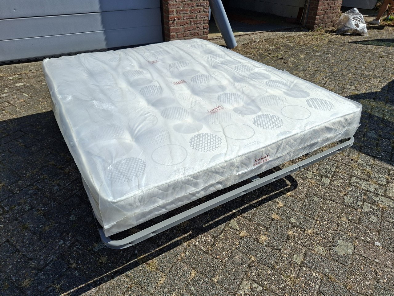 Stalen bedframe met lattenbodem ( incl. matras).