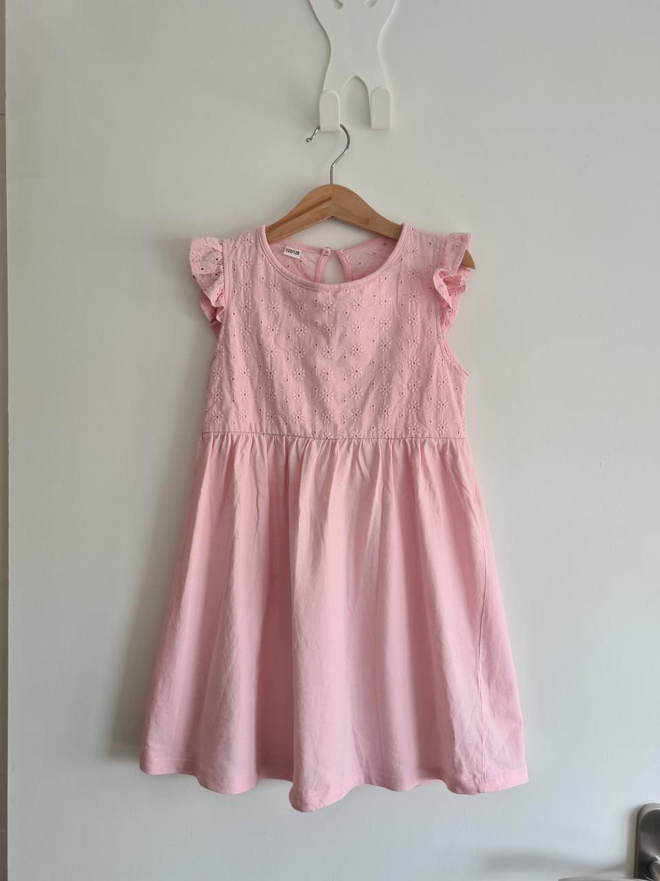 Licht roze jurkje met broderie  Maat 122-128