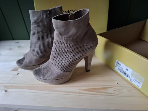 Te koop: Omoda damesschoen, kleur beige , maat 39