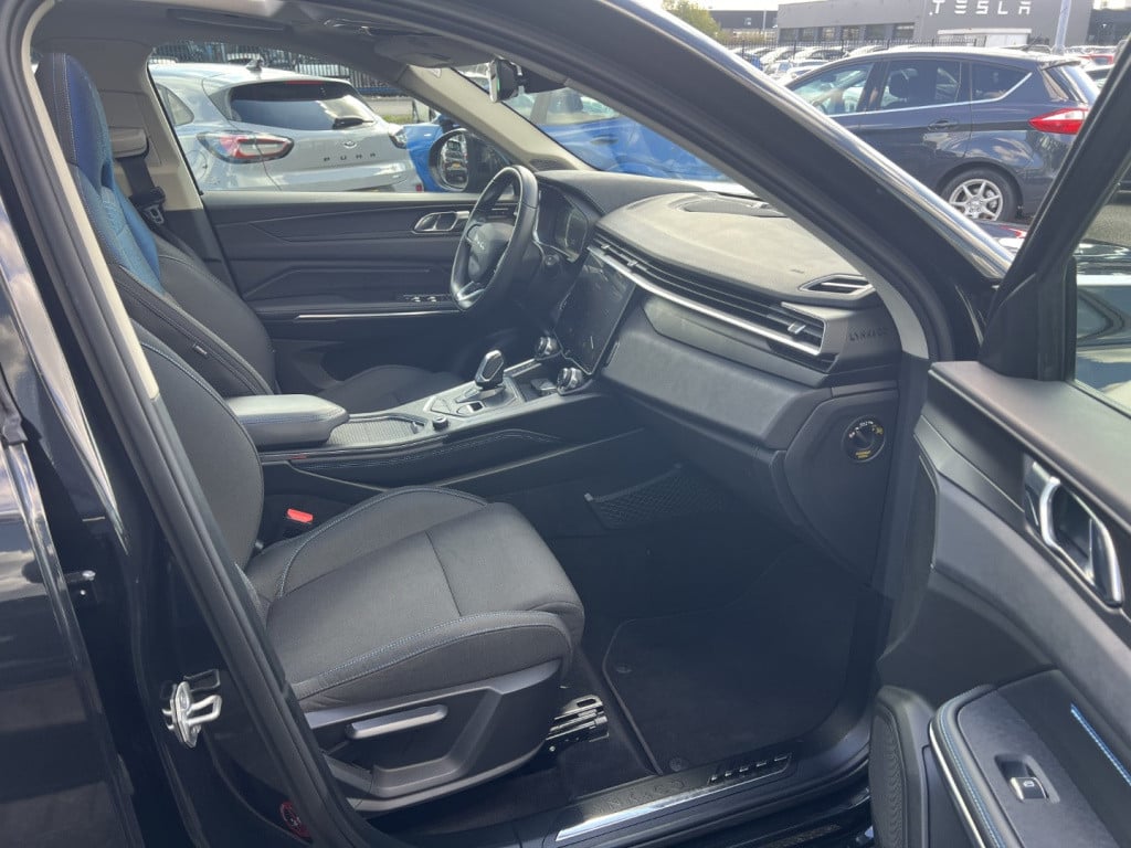 Lynk & Co 01 1.5td 142pk hev , panodak , navigatie , car play